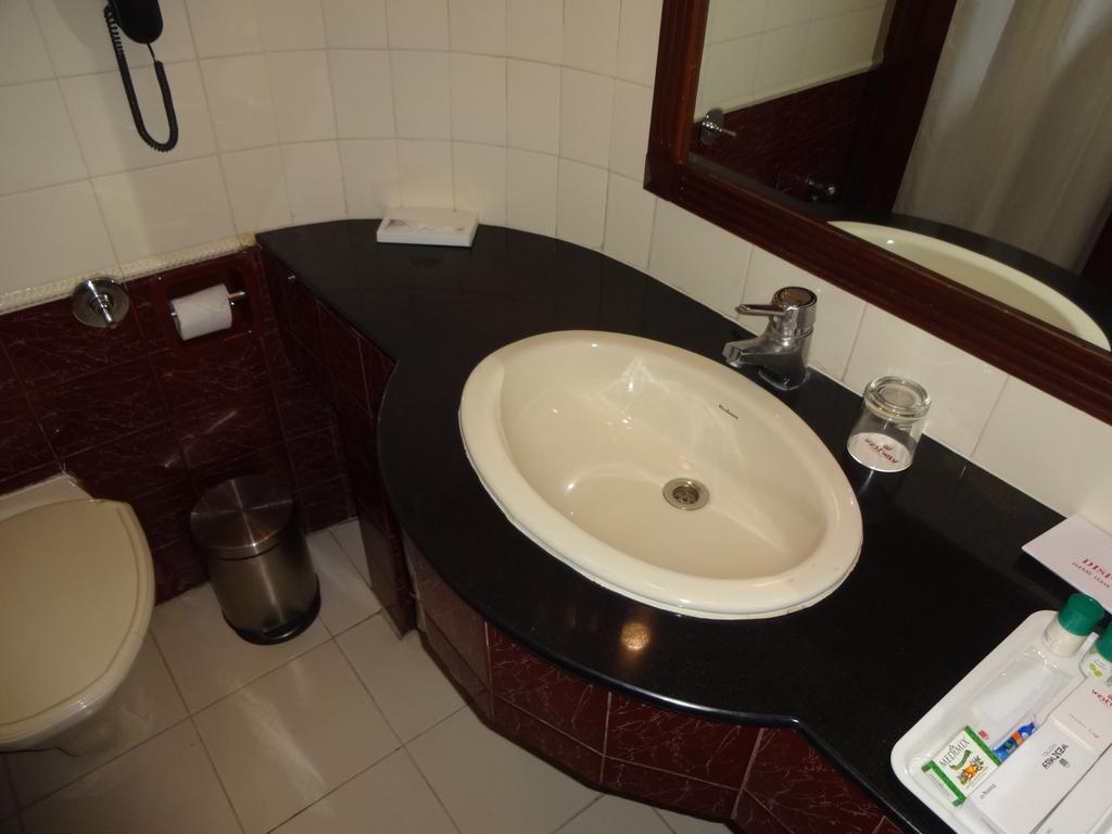 Westway Hotel Кожикоде Экстерьер фото
