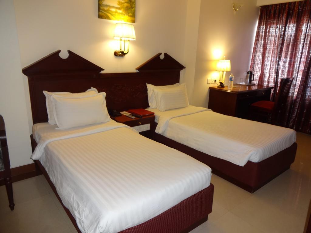 Westway Hotel Кожикоде Экстерьер фото