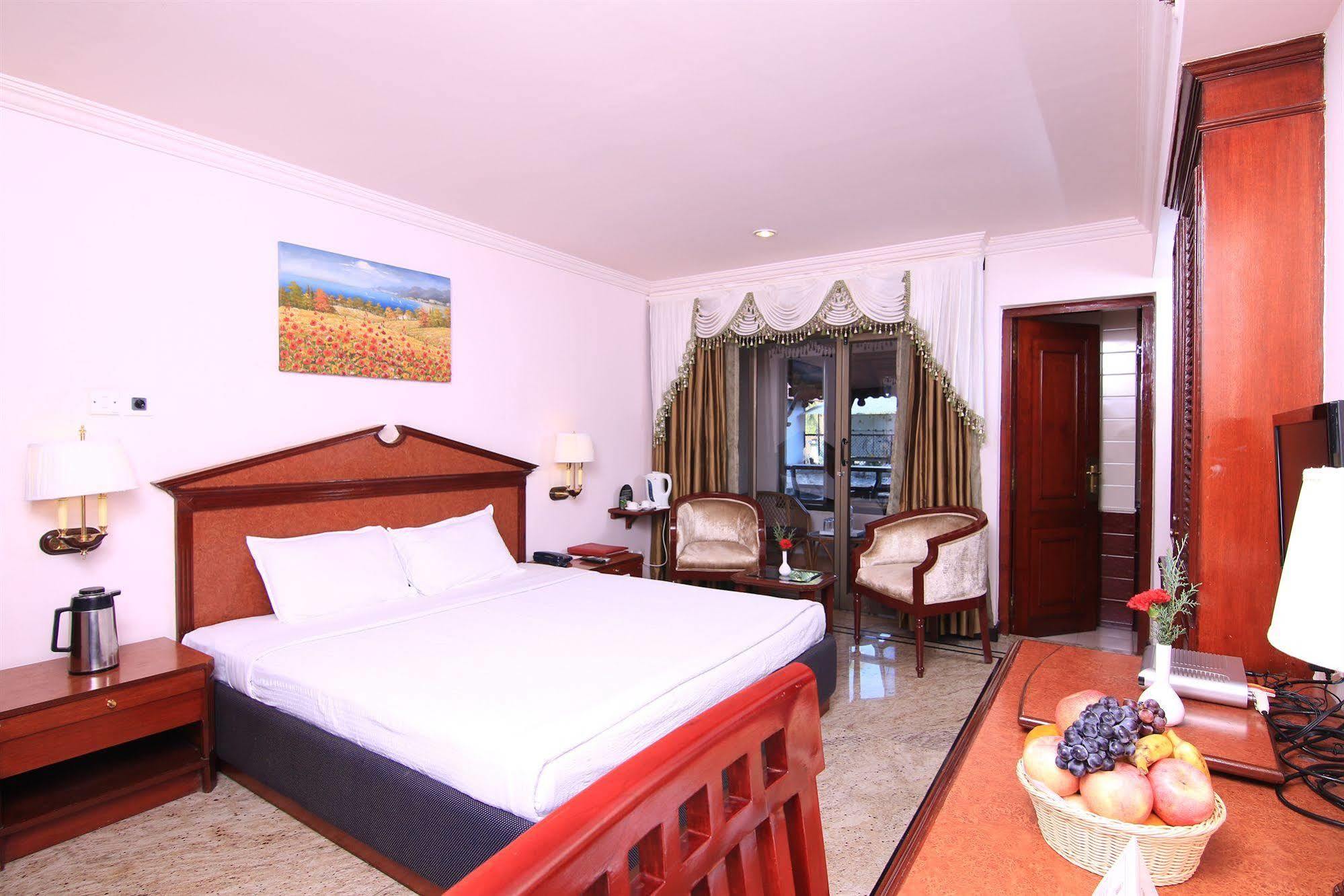 Westway Hotel Кожикоде Экстерьер фото