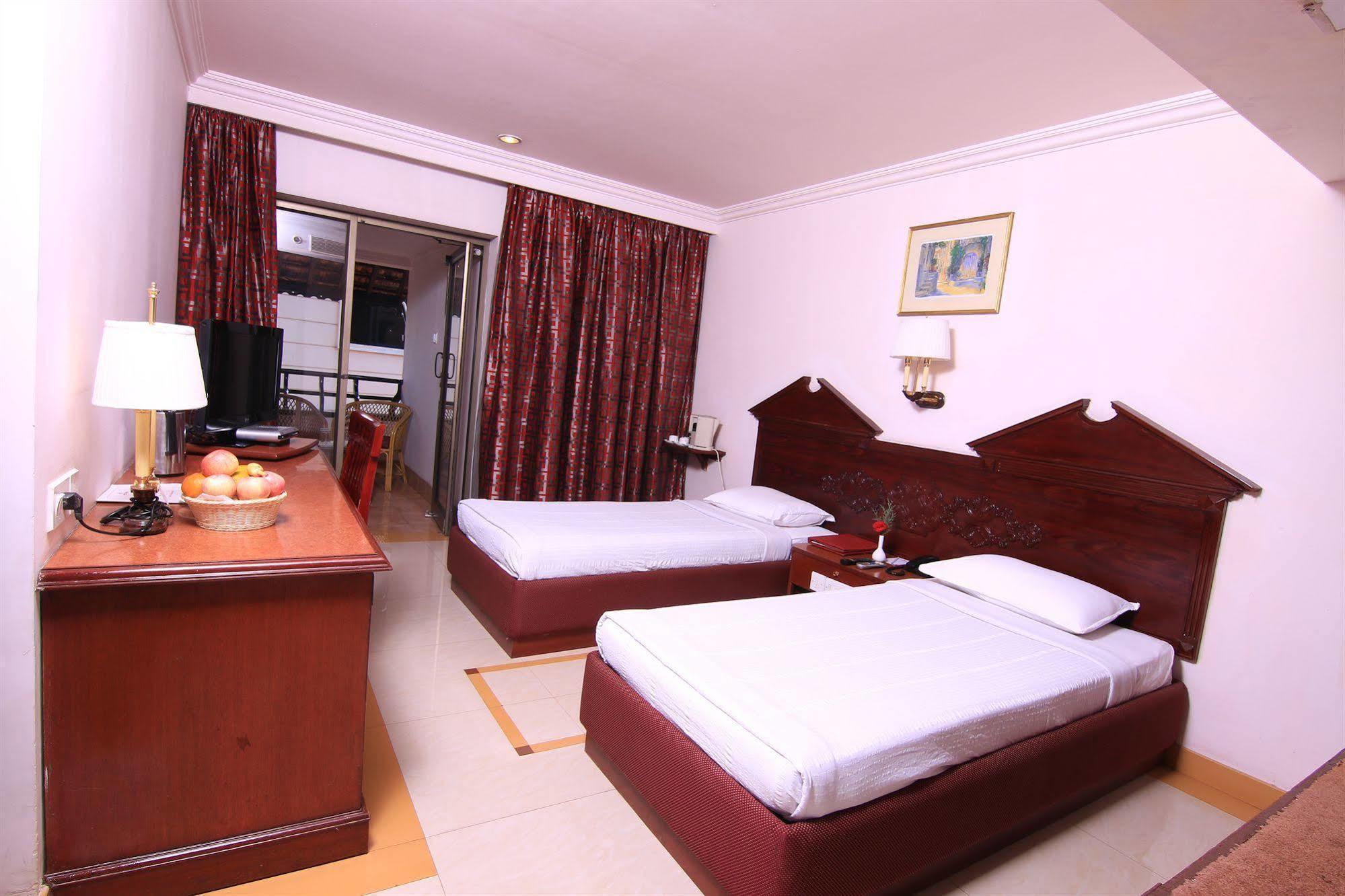 Westway Hotel Кожикоде Экстерьер фото